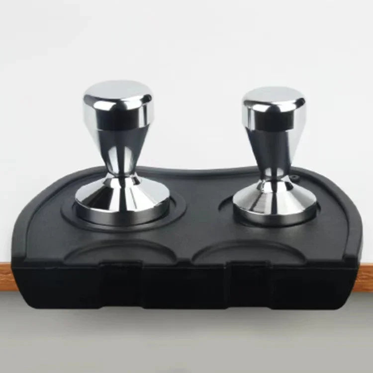 Dois tamper de café inox sobre suporte preto para compactar café moído