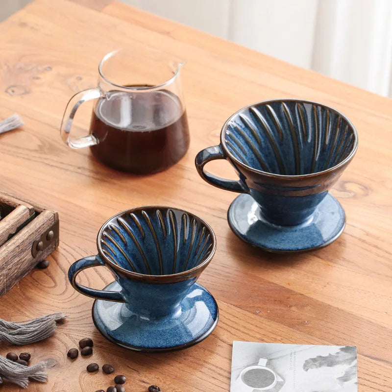 Porta Filtro V60 Cerâmica em uso, filtrando café espresso artesanal