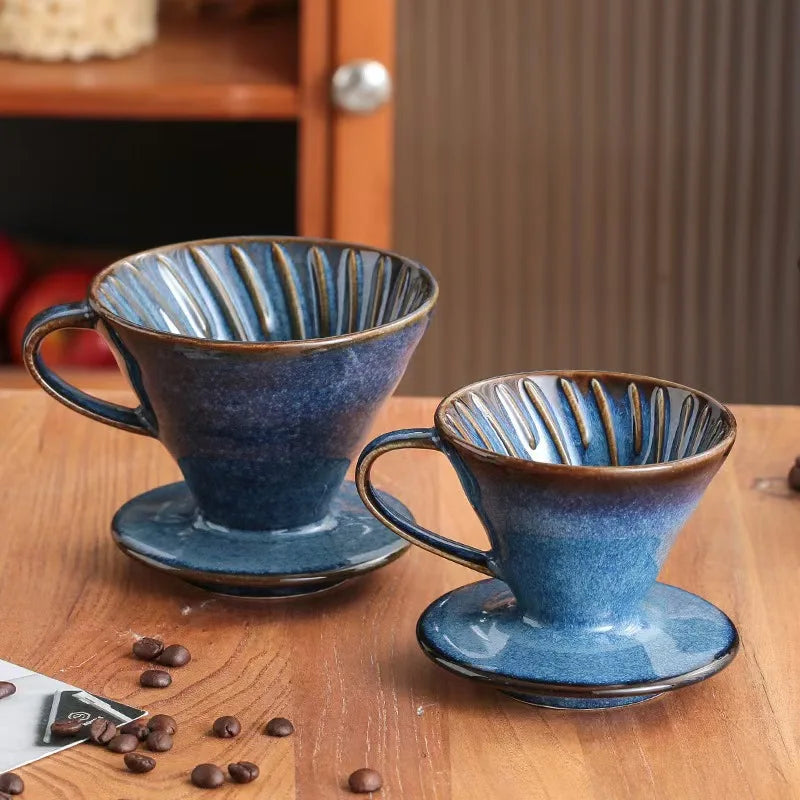 V60 Cerâmica com filtro branco, pormenor da abertura e padrão de drenagem