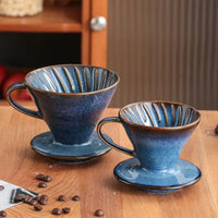 V60 Cerâmica com filtro branco, pormenor da abertura e padrão de drenagem